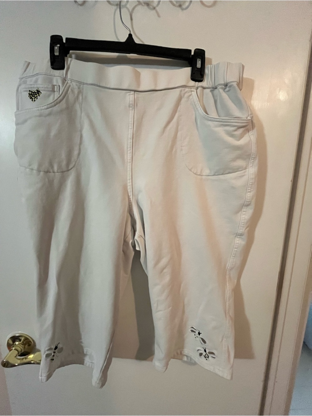Dream Jeanne’s Quacker Factory XL  white Pull-On Capri Pants with Embroidered